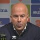 Arne Slot in a press conference isak injury news