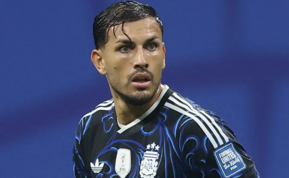 Leandro Paredes in an Argentina football kit during a match.